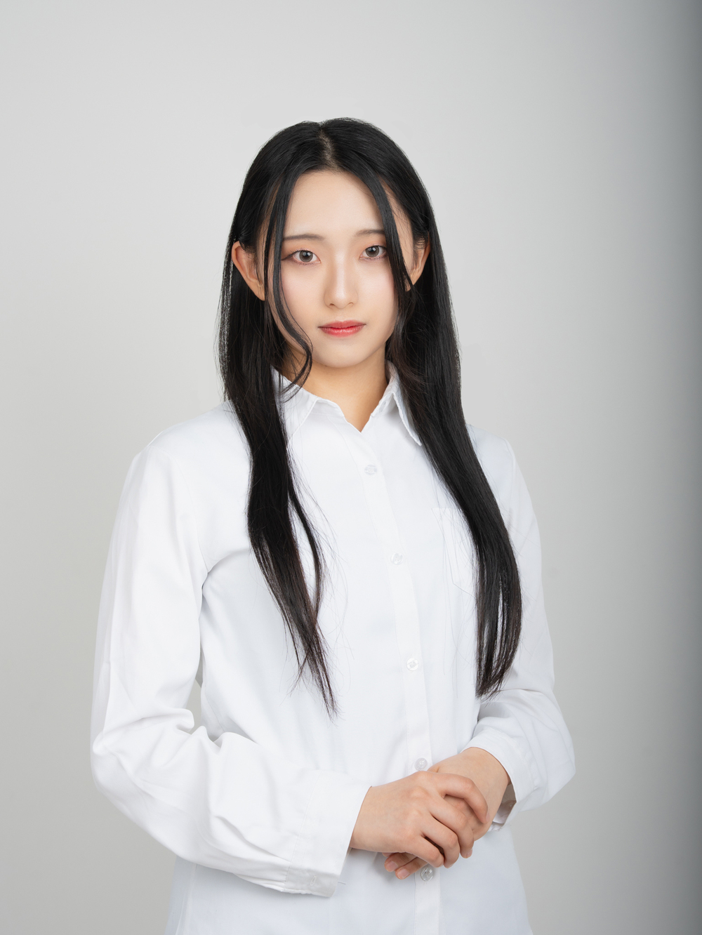 【誕生日】　　7月22日
【出身地】　　北海道
【身長】　　　163cm
【趣味】　　　映画鑑賞・音楽鑑賞・散歩
【特技】　　　歌うこと(ハーモニー)
　　　　　　　料理をすること(三枚おろしができる)
　　　　　　　絵を描くこと(デッサン)

【活動歴】
アイドルグループ『FIRST DREAM』メンバー

・2025年1月 『FIRST DREAM』プレデビュー
・2025年4月 『FIRST DREAM』デビュー